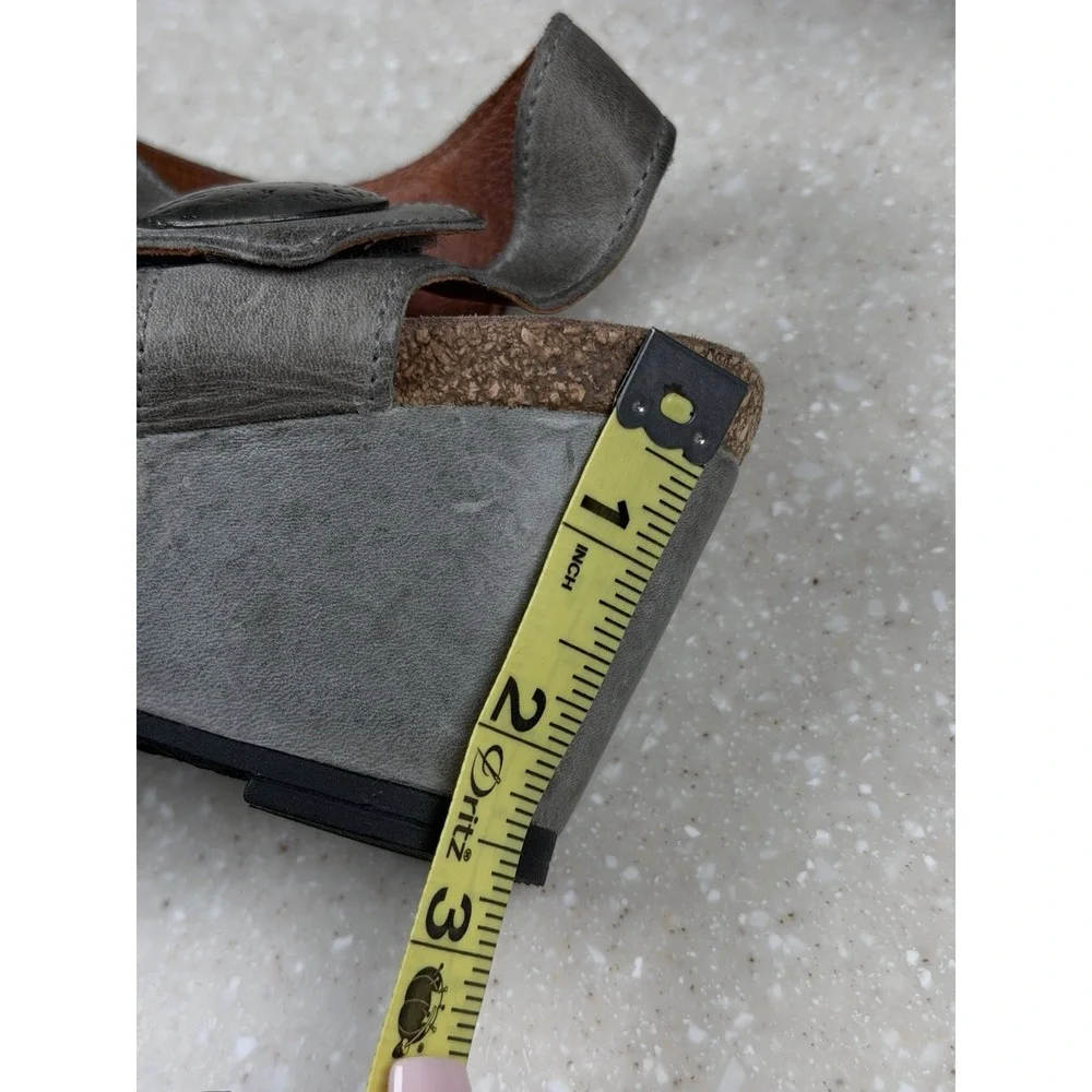 Taos Women Sandal Carousel‎ Size EU 37/US 6-6.5 Gray Leather Wedge Heel Shoe